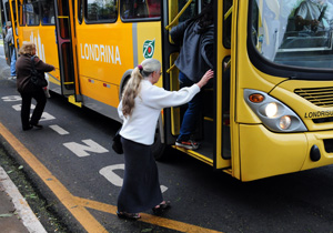 Idoso anuncia vencedor do concurso sobre transporte Idoso anuncia vencedor do concurso sobre transporte