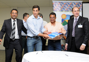 Prefeito partipa de assinatura