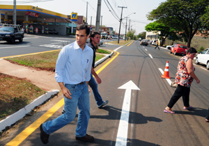 Prefeito entrega obras de recape na Arthur Thomas