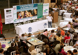 Durante palestras, mulheres do campo têm acesso a informações sobre participação na gestão das atividades da propriedade e geração de renda familiar