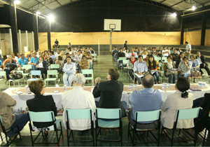 Foto da população participando da audiência pública em guaravera