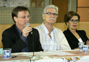 Foto da audiência pública em Guaravera, presentes na foto o prefeito Alexandre Kireeff tomando a palavra, ao seu lado o secretário de planejamento, orçamento e tecnologia, daniel pelisson e a vereadora elza correia