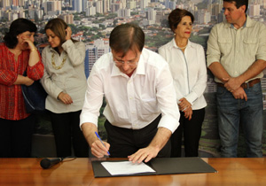 Solenidade foi realizada no gabinete do prefeito; novos conselheiros ficarão à frente dos trabalhos de 2013 a 2015 