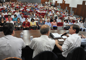 De acordo com o prefeito de Londrina, Alexandre Kireeff, o momento atual do trâmite pelo qual passa o Plano Diretor foi decidido de forma conjunta, entre o Executivo e o Legislativo. “Nós nos reunimos, debatemos, e decidimos como fundamental para a validação do documento, que ele traduza a vontade das entidades que representam a sociedade civil organizada e, principalmente, a vontade dos londrinenses”. Além disso, o prefeito destacou o documento como norteador do desenvolvimento da cidade, das atividades econômicas, humanas, sociais.