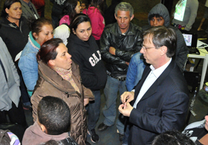 O presidente da Companhia Municipal de Habitação (Cohab), José Roberto Hoffmann, durante a audiência, fez uma apresentação mostrando um pouco da história do Residencial Vista Bela e ações já executadas no local em 2013. Ele contou que foram dez entregas de unidades habitacionais, totalizando 2.712 famílias beneficiadas.