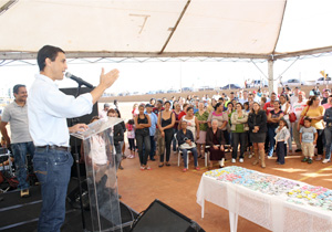 Prefeito entrega 224 apartamentos no Residencial Vista Bela Prefeito entrega 224 apartamentos no Residencial Vista Bela