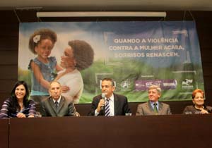 O evento marca a abertura oficial do encontro de “Mobilização pelos direitos da mulher” e segue até as 18h de hoje (6). Para a desembargadora do TJ/PR e coordenadora estadual de Combate à Violência Doméstica e Familiar (Cevid), Denise Kruger Pereira, é necessário discutir o assunto, porque esses debates representam uma luta contra impunidade.