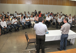 O prefeito de Londrina, Alexandre Kireeff, agradeceu a disposição de todos os envolvidos na reunião. “Precisamos nos manifestar, pois a não contemplação da nossa região nos trará um enorme prejuízo. A ferrovia Norte-Sul é um grande diferencial competitivo, uma solução de logística, tem de ser um investimento prioritário na nossa região, tão produtiva e representativa. Essa ferrovia é determinante para o nosso desenvolvimento. Encaminharemos um documento formal às autoridades competentes a partir dessa reunião. Obrigado a todos por essa manifestação de apoio.”