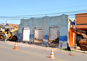 Prefeito acompanha derrubada de imóvel na rua Araguaia 