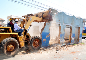 Prefeito acompanha derrubada de imóvel na rua Araguaia 