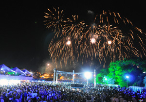 Apresentações de shows musicais e a tradicional queima de fogos, em estrutura montada no Lago Igapó II