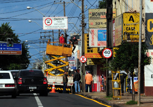Foto da colocação de placa na av. Duque e Caxias 