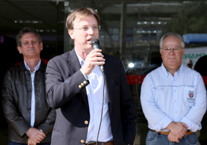 Entrega dos cinco veículos novos foi realizada pelo prefeito de Londrina e representantes daSecretaria de Estado da Agricultura e do Abastecimento