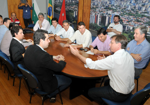 Alexandre Kireeff esteve com representantes da Câmara e aproveitou para anunciar a redução de R$ 0,10 na tarifa do transporte coletivo a partir de quarta-feira