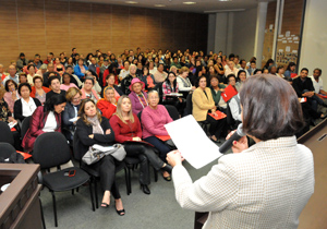 A secretária municipal do Idoso, Maria Inez Barroso, comemorou a vinda da delegada Marli Tavares à cidade. “Em São Paulo são oito delegacias de Proteção ao Idoso. Nós nos informamos e pedimos que a doutora Marli viesse para compartilhar suas experiências e práticas. Acredito que aqui, o que precisamos desenvolver é um trabalho menor que o que precisa ser realizado em São Paulo, por isso a importância de se aprender com as experiências dela e enriquecer nossas ações.”