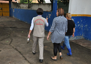 Técnicos vão inspecionar imóveis que estavam fechados durante a semana e dispersarão inseticida nos bairros com casos suspeitos e confirmados de dengue