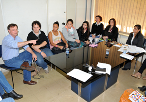 A assessora Patrícia Pedalino e o prefeito Alexandre Kireeff receberam um grupo de quatro adolescentes para uma conversa