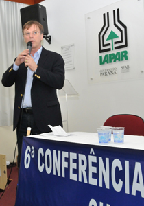 Segundo o secretário municipal de Agricultura e Abastecimento, Guilherme Casanova Júnior, o trabalho em conjunto com os agricultores e entidades auxilia na produção de um planejamento mais completo para a área. “Esperamos debater os eixos temáticos da melhor forma possível. Acredito que este trabalho é como o trabalho de formigas, onde cada um traz sua contribuição e de pouco em pouco fazemos um trabalho que engloba a necessidade de todos e que servirá para guiar as ações de desenvolvimento rural”, esclareceu.