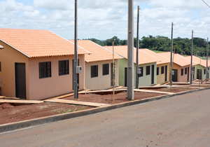 Prefeito Barbosa Neto entrega 156 casas em Paiquerê 