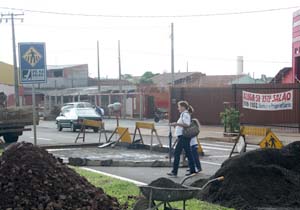 Prefeitura constrói sexta faixa elevada para pedestres 