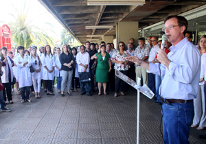 Na solenidade, além de entregar os carros, o prefeito anunciou a liberação de R$ 4 milhões para as instituições de ensino infantil, os Centros de Educação Infantil (CEIs), o que aumentará o repasse de recursos financeiros para R$ 200,00 por criança. “Hoje, que é o dia das mulheres, tenho o prazer de anunciar o aumento do valor do repasse para as creches que era de R$ 133,00 por criança e agora serão R$ 200,00. Ainda não é o ideal, que está estipulado em R$ 250,00, mas nós vamos chegar lá. As mulheres precisam das creches para poder ser inserir no mercado de trabalho e conquistar sua liberdade. E nós vamos investir nessa área. Assim como vamos investir em um serviço público de qualidade. Tudo isso é fruto de esforço feito em conjunto. Nós vamos dar continuidade aos trabalhos que vinham sendo feitos e vamos nos esforçar para fortalecer o atendimento ao público e garantir serviços de qualidade”, disse Kireeff.