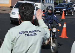 Para regularizar a documentação junto ao Município, o mototaxista deve entrar em contato com a CMTU pelo telefone 3379-7966 e agendar a vistoria Para regularizar a documentação junto ao Município, o mototaxista deve entrar em contato com a CMTU pelo telefone 3379-7966 e agendar a vistoria