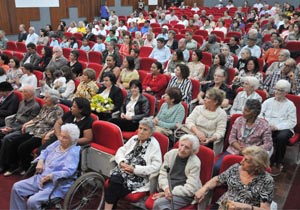 Na tarde desta terça-feira (1º), em alusão ao Dia Internacional do Idoso, comemorado em 1º de outubro, a Prefeitura de Londrina, por meio da Secretaria Municipal do Idoso, realizou a cerimônia de abertura do mês da pessoa idosa. O evento contou com a presença do grupo Clube do Choro e ocorreu no Sindicato do Comércio Varejista de Londrina e Região (Sincoval).  