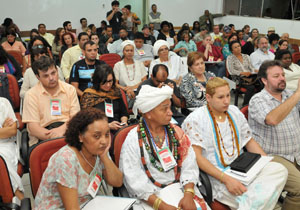 Foi realizada nesse final de semana, a III Conferência Municipal de Promoção da Igualdade Racial, no Sindicato dos Bancários, que fica na avenida Rio de Janeiro, 854. O tema da Conferência de 2013 foi “Londrina no enfrentamento do racismo institucional”. O evento começou na sexta-feira e teve seu encerramento no sábado com a escolha dos novos membros do Conselho de Promoção da Igualdade Racial, o presidente do Conselho será escolhido na primeira reunião do grupo. Estiveram presentes no evento os vereadores Elsa Correia, Junior Santos Rosa e Lênir de Assis. O vice-prefeito Guto Bellusci também participou da Conferência, que reuniu mais de 100 pessoas.