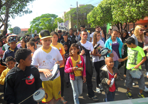 marcha.O trabalho de conscientização acontece desde o início do ano no bairro; pessoas de todas as idades participaram da Marcha.dengue.DIVULGAÇÃO