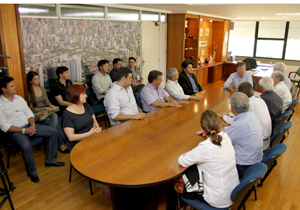 “O sistema dá agilidade ao atendimento dos contribuintes e facilita o acesso às informações por parte dos cartórios. Esse processo é um pedido do prefeito que pretende melhorar o atendimento ao contribuinte. Futuramente, há uma possibilidade de ampliarmos o sistema para que ele atenda também aos demais londrinenses”, explicou o secretário municipal de Fazenda, Paulo Bento.