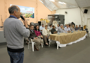 O presidente da Associação de Moradores da Vila Casoni e adjacências, Gilberto Aparecido Cesar, elogiou a iniciativa do governo. “O prefeito precisa abraçar a cidade, conhecê-la de perto. É a primeira vez que estamos tendo um contato tão direto com o prefeito. O fluxo de pessoas que ele atende em reuniões como essa é bem maior do que ele conseguiria atender no gabinete, ele tem que vir para a comunidade mesmo. Está de parabéns.”