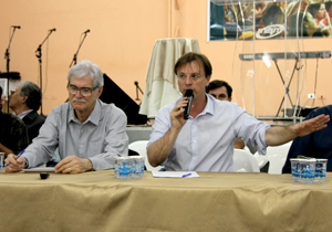 O prefeito de Londrina, Alexandre Kireeff, e seu secretariado se reuniram na noite de ontem (19), com a comunidade da região para ouvir suas demandas e sugestões. O prefeito também apresentou aos moradores as principais ações realizadas nesses primeiros oito meses de mandato. Cerca de 250 pessoas participaram da reunião. Os vereadores Junior dos Santos Rosa e Elza Correia também estiveram presentes. A reunião foi na igreja Casa de Oração para Todos os Povos, que fica na rua Caraíbas, 424, na Vila Casoni.