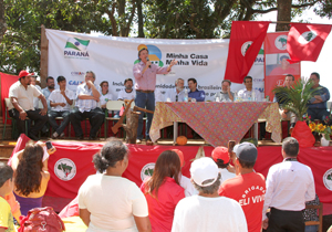 O prefeito Alexandre Lopes Kireeff participou hoje (27) da solenidade que marcou a instalação oficial do Assentamento Eli Vive, no distrito de Lerroville, zona sul do município. Os integrantes do MST alojados no local há quatro anos, quando foram desapropriadas as fazendas Guairacá e Ipininga, participaram de uma assembleia na qual foram sorteados os 501 lotes. Com isso, cada família soube qual área será sua para produzir e viver. Com o sorteio, o Incra fez a regularização dos lotes.