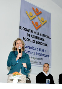 Números apresentados na 9ª Conferência de Assistência Social, pela secretária Jacqueline Micali mostram ação concreta do município para consolidação do SUAS  Com o tema “Consolidar o SUAS e valorizar os seus trabalhadores”, foi realizado no final de semana, a 9ª Conferência Municipal de Assistência Social de Londrina. O evento foi organizado pelo Conselho Municipal de Assistência Social, no Hotel Londristar.   A Secretária Municipal de Assistência Social, Jacqueline Micali, apontou os avanços obtidos pela gestão do prefeito Barbosa Neto e disse que estas ações apontam para o tema da conferência de consolidar o SUAS. “Assumimos em maio de 2009, com menos de 1% do serviço municipalizado. Vamos entregar até o final do ano com mais de 60%. Isto é um avanço”, disse Jacqueline.      Ela se referiu ao Plano de Ação para a Assistência Social, anunciado em março deste ano, para manter a gestão plena na área de assistência. O plano consiste na municipalização de quatro Centros de Referência de Assistência Social (CRAS) e dois Centros de Referência Especializados (CREAS), até dezembro deste ano, além da contratação de 126 funcionários para a Prefeitura, em concurso público, para substituir os profissionais terceirizados que atuam nos centros que serão municipalizados.  O concurso já foi realizado e os profissionais já estão em fase de exames médicos.   O prefeito Barbosa Neto, que participou da solenidade de abertura, reforçou o compromisso do seu governo com a população marginalizada e disse que de forma técnica e sem política partidária, venceu incertezas e dúvidas, para implantar a municipalização na Assistência Social.   “Fizemos o maior concurso público da história com 126 novos servidores. Estamos construindo CREAS, CRAS. Implantamos o auxílio natalidade e a bolsa adolescente”, resumiu o prefeito.  Ele disse ainda que o orçamento para a área da assistência social chegará a 7% em 2012 e que representará um aumento de 34% em relação a 2009, quando assumiu. “Pegamos com orçamento de R$ 22 milhões e vamos entregar como R$ 30 milhões”, informou.   Na Conferência, a comunidade discutiu as diretrizes para o aprimoramento da gestão do Sistema Único de Assistência Social (SUAS) e o contexto das políticas públicas efetuadas na cidade.  Outro ponto de destaque, foi a eleição para titulares, suplentes e delegados, que formam o novo Conselho Municipal da pasta. Os nomeados vão representar Londrina na 8ª Conferência Nacional de Assistência Social, prevista para 7 a 10 de dezembro, em Brasília.  Para a secretária municipal de Assistência Social, Jacqueline Micali, o resultado final foi bastante satisfatório. “Cumprimos o nosso objetivo. Os trabalhos foram bem produtivos. Essencialmente, nós analisamos o que ocorreu nos últimos dois anos, Agora, é pensar em deliberações para os próximos dois anos seguintes, mandato do novo Conselho”, ressaltou.  