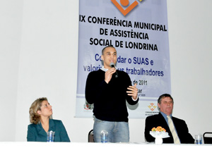 Números apresentados na 9ª Conferência de Assistência Social, pela secretária Jacqueline Micali mostram ação concreta do município para consolidação do SUAS  Com o tema “Consolidar o SUAS e valorizar os seus trabalhadores”, foi realizado no final de semana, a 9ª Conferência Municipal de Assistência Social de Londrina. O evento foi organizado pelo Conselho Municipal de Assistência Social, no Hotel Londristar.   A Secretária Municipal de Assistência Social, Jacqueline Micali, apontou os avanços obtidos pela gestão do prefeito Barbosa Neto e disse que estas ações apontam para o tema da conferência de consolidar o SUAS. “Assumimos em maio de 2009, com menos de 1% do serviço municipalizado. Vamos entregar até o final do ano com mais de 60%. Isto é um avanço”, disse Jacqueline.      Ela se referiu ao Plano de Ação para a Assistência Social, anunciado em março deste ano, para manter a gestão plena na área de assistência. O plano consiste na municipalização de quatro Centros de Referência de Assistência Social (CRAS) e dois Centros de Referência Especializados (CREAS), até dezembro deste ano, além da contratação de 126 funcionários para a Prefeitura, em concurso público, para substituir os profissionais terceirizados que atuam nos centros que serão municipalizados.  O concurso já foi realizado e os profissionais já estão em fase de exames médicos.   O prefeito Barbosa Neto, que participou da solenidade de abertura, reforçou o compromisso do seu governo com a população marginalizada e disse que de forma técnica e sem política partidária, venceu incertezas e dúvidas, para implantar a municipalização na Assistência Social.   “Fizemos o maior concurso público da história com 126 novos servidores. Estamos construindo CREAS, CRAS. Implantamos o auxílio natalidade e a bolsa adolescente”, resumiu o prefeito.  Ele disse ainda que o orçamento para a área da assistência social chegará a 7% em 2012 e que representará um aumento de 34% em relação a 2009, quando assumiu. “Pegamos com orçamento de R$ 22 milhões e vamos entregar como R$ 30 milhões”, informou.   Na Conferência, a comunidade discutiu as diretrizes para o aprimoramento da gestão do Sistema Único de Assistência Social (SUAS) e o contexto das políticas públicas efetuadas na cidade.  Outro ponto de destaque, foi a eleição para titulares, suplentes e delegados, que formam o novo Conselho Municipal da pasta. Os nomeados vão representar Londrina na 8ª Conferência Nacional de Assistência Social, prevista para 7 a 10 de dezembro, em Brasília.  Para a secretária municipal de Assistência Social, Jacqueline Micali, o resultado final foi bastante satisfatório. “Cumprimos o nosso objetivo. Os trabalhos foram bem produtivos. Essencialmente, nós analisamos o que ocorreu nos últimos dois anos, Agora, é pensar em deliberações para os próximos dois anos seguintes, mandato do novo Conselho”, ressaltou.  