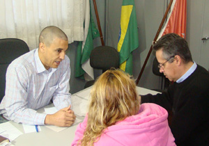 Comunidade será atendida na Escola Municipal David Dequech, das 6h às 12h; programa já atendeu 9.341 pessoas   O programa “Prefeitura nos Bairros” será realizado amanhã (16), no parque Ouro Verde, região norte de Londrina. O prefeito Barbosa Neto e sua equipe atendem os moradores dos bairros e imediações das 6h às 12h. A distribuição de senhas é feita por ordem de chegada até as 11h.  A comunidade será recebida na Escola Municipal David Dequech, localizada na avenida Winston Churchill, 1.577. Cada pessoa tem até cinco minutos para falar com o prefeito,  fazer críticas, elogios ou encaminhar suas demandas.  Além da conversa com Barbosa Neto e secretários, a comunidade terá a oportunidade de se cadastrar junto à Cohab, para conquistar sua casa própria, mediante inscrição no programa federal de habitação ‘Minha Casa, Minha Vida’.   A Secretaria de Fazenda também fica à disposição para renegociação das dívidas junto ao município, além da Agência do Trabalhador de Londrina do Sistema Nacional do Emprego (Sine), que apresenta as vagas de empregos disponíveis.   O programa é uma extensão do Gabinete Aberto e já atendeu 9.341 pessoas, que encaminharam demandas às secretarias competentes. A ação dá, à comunidade, a oportunidade de participar ativamente da administração pública. Muitas das realizações da Prefeitura surgem a partir das reivindicações dos moradores, que conhecem de perto a realidade das regiões em que vivem. 