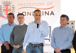 Prefeito entrega mais casas no residencial Vista Bela