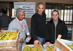 Prefeito acompanha entrega de 2.750 kg de alimentos a entidades