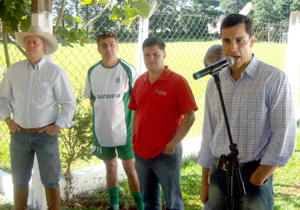 Distrito de Guaravera recebe campo de futebol reformado   