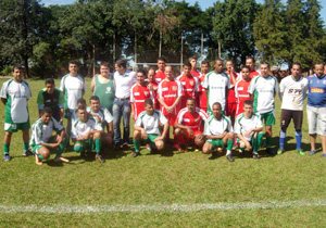 Distrito de Guaravera recebe campo de futebol reformado   