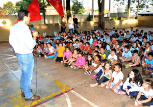 Ação promove educação ambiental; 21ª composteira foi instalada na Escola Municipal Carlos Dietz