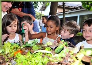 Ação promove educação ambiental; 21ª composteira foi instalada na Escola Municipal Carlos Dietz