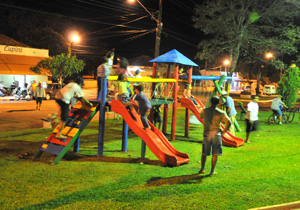 Prefeito Barbosa Neto entregou ontem a benfeitoria aos moradores na praça central, que recebeu também, parque infantil