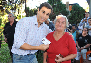 Prefeito Barbosa Neto faz entrega de carteirinhas a idosos 