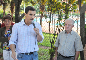 Prefeito Barbosa Neto faz entrega de carteirinhas a idosos Prefeito Barbosa Neto faz entrega de carteirinhas a idosos