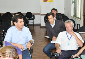 O prefeito Barbosa Neto participou hoje (25), de mais uma reunião mensal do Comitê Municipal de Combate e Controle à Dengue. Na ocasião, foram divulgados os números de casos da dengue referente aos meses de janeiro a abril deste ano. A região oeste lidera o índice com 16 casos confirmados, seguidos das regiões norte com 9 casos, sul e central 7 casos, leste 6 e, por fim, a zona rural com apenas 3 casos confirmados da doença.