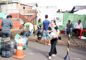 Mara Kaminski, também moradora da região, afirmou que o programa é bom para toda a população, porque é uma maneira de fazer economia e destinar o local certo para os recicláveis. “Achei ótima a iniciativa do governo municipal, porque às vezes as pessoas jogam lixo na rua e aqui você entrega para eles e, ainda, recebe legumes e frutas em troca. É uma maneira de ajudar muitas pessoas, principalmente aquelas que mais precisam”, comentou.