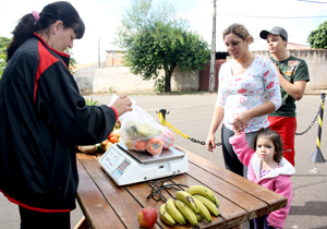 Troca de material reciclável por alimentos saudáveis foi realizada no encontro das ruas Emílio Guergoletto e Guiné