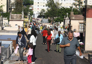 Cemitérios de Londrina receberam 200 mil visitantes