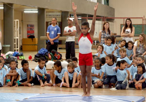 Campeão brasileiro de ginástica artística, na categoria pré-infantil, abre o festival com a equipe londrinense 